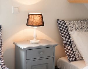 Gezellige slaapkamer in Vakantiehuis in Haastrecht met sfeervolle lamp en comfortabele bedden.