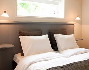 Knusse slaapkamer met tweepersoonsbed in Vakantiehuis in Haastrecht, Zuid-Holland.