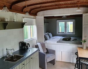 Interieur van Huisje in Haastrecht, vakantiewoning in het Groene Hart, met een knusse keuken en zithoek.