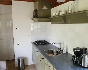 Keuken van Huisje in Haastrecht, vakantiehuis in het Groene Hart, met moderne voorzieningen en gezellige sfeer.