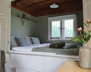 Slaapkamer van Huisje in Haastrecht, vakantieaccommodatie in Zuid-Holland, met comfortabel bed en rustgevende inrichting.