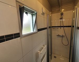 Douche van Huisje in Haastrecht, vakantieaccommodatie in het Groene Hart, Zuid-Holland, met moderne afwerking.
