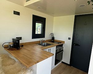 Compacte keuken in Huisje in Haastrecht, vakantiehuis in het Groene Hart, perfect voor kookliefhebbers.