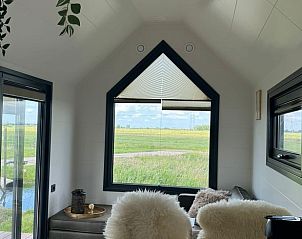 Zitgedeelte in Huisje in Haastrecht, vakantiehuis met grote ramen en uitzicht op het Groene Hart.