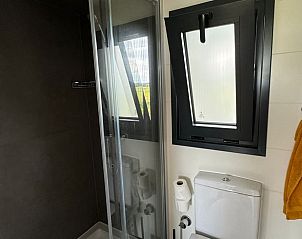 Douche en toilet in Huisje in Haastrecht, vakantiehuis met moderne faciliteiten in Zuid-Holland.