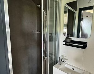 Huisje in Haastrecht, stijlvolle douche in vakantiehuis in Groene Hart, Zuid-Holland voor ontspannen verblijf.