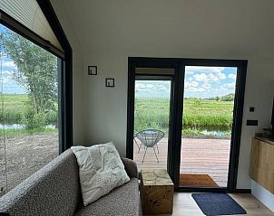 Huisje in Haastrecht, woonkamer met terraszicht in vakantiehuis in Groene Hart, Zuid-Holland voor ontspanning.