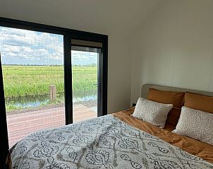 Huisje in Haastrecht, comfortabele slaapkamer met natuurzicht in vakantiehuis in Groene Hart, Zuid-Holland.