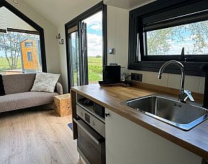 Huisje in Haastrecht, keuken en zithoek in vakantiehuis in Groene Hart, Zuid-Holland met uitzicht op landschap.