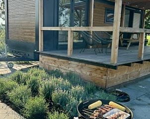 Huisje in Haastrecht, barbecue op terras van vakantiehuis in Groene Hart, Zuid-Holland voor gezellige avonden.