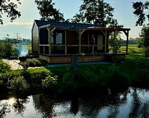 Huisje in Haastrecht, avondzicht op vakantiehuis in Groene Hart, Zuid-Holland omringd door serene natuur.