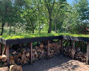Houten opslag in de tuin van Huisje in Aarlanderveen, vakantiehuis in het Groene Hart van Zuid-Holland.