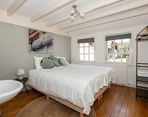 Lichte slaapkamer in Vakantiehuis in Aarlanderveen met uitzicht op de omgeving.