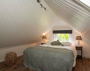 Knusse slaapkamer in Vakantiehuis in Aarlanderveen met natuurlijke lichtinval.