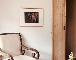 Sfeervolle binnenruimte van Vakantiehuisje in Aarlanderveen, Groene Hart, Zuid-Holland met kunst aan de muur en houten afwerking.