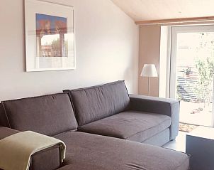 Gezellige woonkamer van Vakantiehuisje in Aarlanderveen, Groene Hart, Zuid-Holland met comfortabele bank en veel natuurlijk licht.