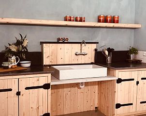 Gezellige keuken in Vakantiehuisje in Aarlanderveen, Groene hart, Zuid-Holland. Geniet van rustieke charme in deze vakantiewoning.