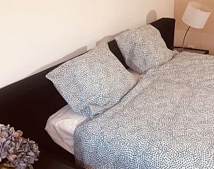 Gezellige slaapkamer in Vakantiehuisje in Aarlanderveen, Groene Hart, Zuid-Holland, met comfortabel bed en sfeervolle inrichting.