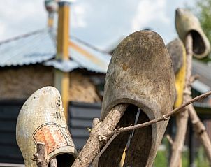 Authentieke klompen bij Vakantiehuisje in Aarlanderveen, Groene hart, Zuid-Holland.