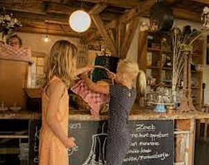 Kinderen genieten in Vakantiehuisje in Aarlanderveen, Groene hart, Zuid-Holland.