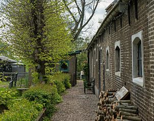 Rustige tuinpad bij Vakantiehuisje in Aarlanderveen, Groene hart, Zuid-Holland.
