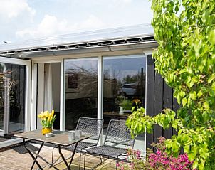 Knus terras bij Vakantiehuisje in Aarlanderveen, gelegen in het Groene Hart, Zuid-Holland.