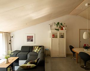 Moderne woonkamer in Vakantiehuisje in Aarlanderveen, Groene Hart, Zuid-Holland.