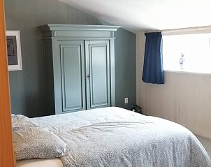 Lichte slaapkamer met kast in Vakantiehuisje in Aarlanderveen, Groene Hart, Zuid-Holland.