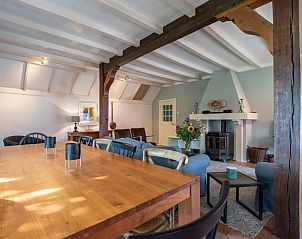 Gezellige woonkamer van Huisje in Aarlanderveen, vakantiehuis in het Groene Hart, Zuid-Holland met houten balken en ruime eettafel.