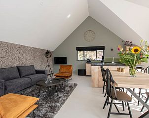 Gezellige woonkamer in Huisje in Aarlanderveen, een vakantiehuis in het Groene Hart, Zuid-Holland, met moderne inrichting en ruime keuken.