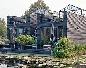 Veranda van Huisje in Boskoop, vakantiehuis in Boskoop, Zuid-Holland, omgeven door natuur.