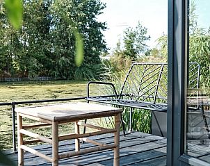 Terras met uitzicht op water bij Huisje in Boskoop, vakantiehuis in het Groene Hart.