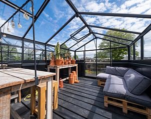 Glazen serre met planten in Huisje in Boskoop, vakantiehuis in Boskoop, Zuid-Holland.