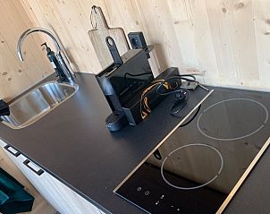 Keukenblad met apparatuur in Huisje in Boskoop, vakantiehuis in Boskoop, Zuid-Holland.