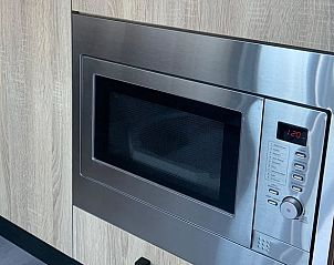 Moderne magnetron in de keuken van Huisje in Boskoop, vakantiehuis in het Groene Hart.