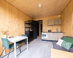 Open keuken en eetruimte in Huisje in Boskoop, vakantiehuis in Boskoop, Zuid-Holland.