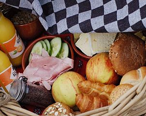 Picknickmand met ontbijtproducten bij Huisje in Boskoop, vakantiehuis in Boskoop, Zuid-Holland.