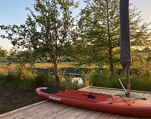 SUP-board bij zonsondergang bij Huisje in Boskoop, vakantiehuis in het Groene Hart.