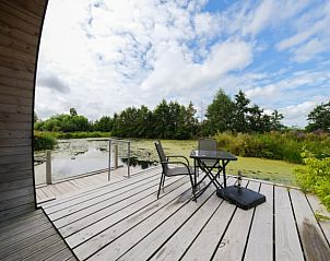 Terras met uitzicht op het water bij Huisje in Boskoop, vakantiehuis in Boskoop, Zuid-Holland.