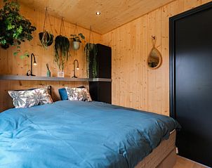 Comfortabele slaapkamer in Huisje in Boskoop vakantiehuis met houten interieur, Zuid-Holland.
