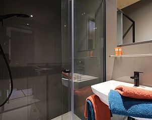 Moderne badkamer in Huisje in Boskoop vakantiehuis met douche en wastafel, Groene Hart.