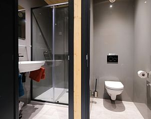 Badkamer en toilet in Huisje in Boskoop vakantiehuis, modern en stijlvol, Zuid-Holland.