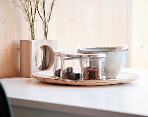 Theeservies op tafel in Huisje in Boskoop vakantiehuis, sfeervol gedecoreerd, Groene Hart.