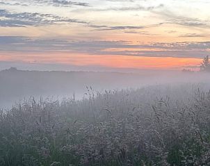 Adembenemende zonsondergang boven de velden bij Vakantiehuisje in Nieuwkoop, bed and breakfast in het Groene Hart, Zuid-Holland.