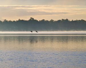 Ochtendmist boven het meer bij Vakantiehuisje in Nieuwkoop, bed and breakfast in het Groene Hart, Zuid-Holland.