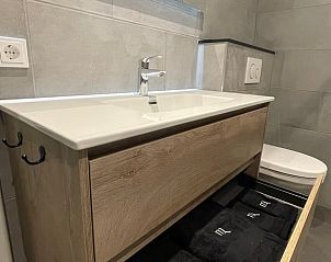 Elegant wastafelmeubel in Huisje in Nieuwkoop, een bed and breakfast in het Groene Hart van Zuid-Holland.