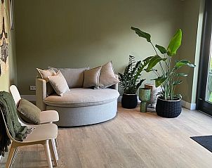 Lichte en ruime woonkamer in Huisje in Nieuwkoop, een bed and breakfast in het Groene Hart van Zuid-Holland.