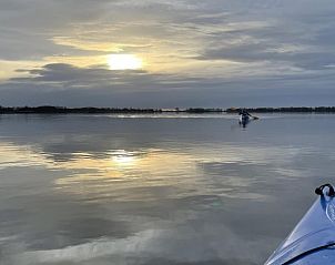 Varen op de rustige wateren bij Huisje in Nieuwkoop, een bed and breakfast in het Groene Hart van Zuid-Holland.