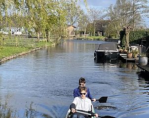 Roeien op de gracht bij Huisje in Nieuwkoop, een bed and breakfast in het Groene Hart, Zuid-Holland.