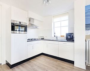 Moderne keuken Vakantiehuis Tapuit 6, Noordwijk, volledig uitgerust voor een zorgeloos verblijf aan zee.